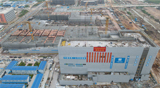 2022年投產(chǎn)！中郵信源研發(fā)及智能制造基地首棟大樓順利封頂