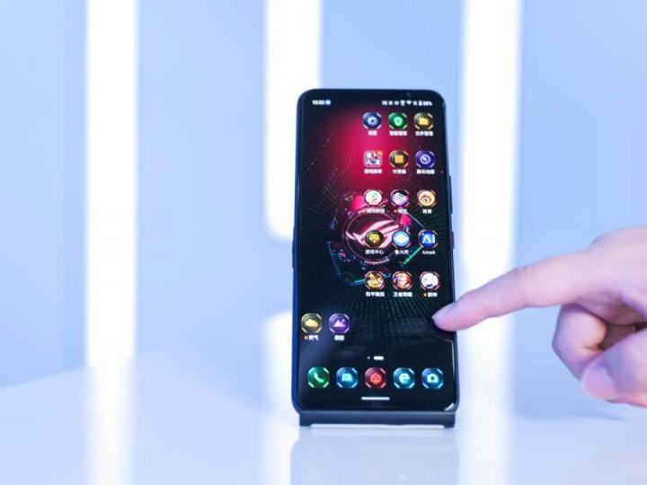 ROG游戲手機5S Pro上手實測，驍龍888 Plus跑分95萬刷新魯大師記錄！