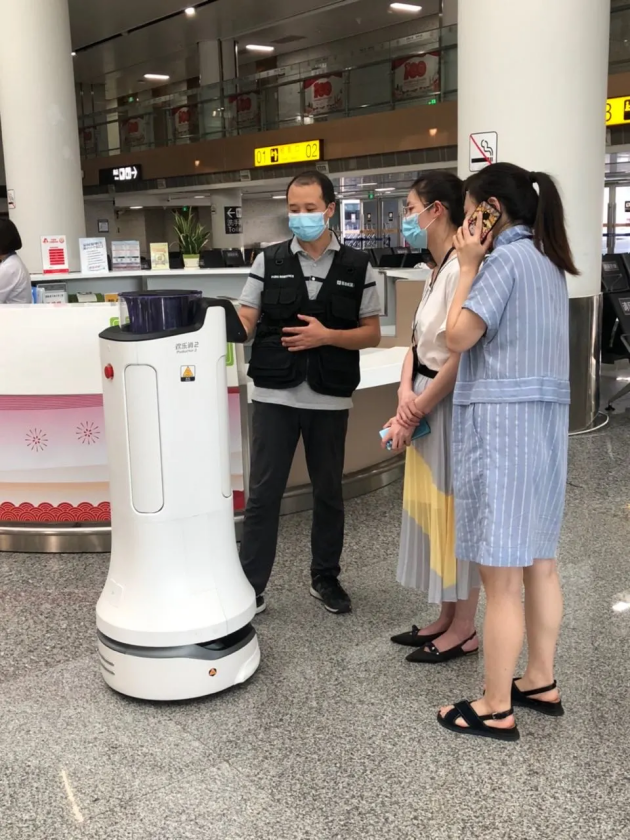 普渡機器人榮登《深圳僑報》，盡顯抗疫風(fēng)采