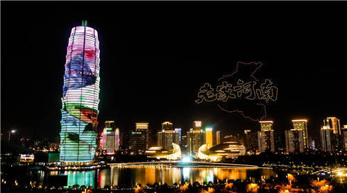 帥爆了！500架無人機(jī)表演在大玉米點(diǎn)亮鄭州，助力HUAWEI nova9系列發(fā)布