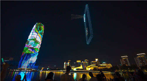 帥爆了！500架無人機(jī)表演在大玉米點(diǎn)亮鄭州，助力HUAWEI nova9系列發(fā)布