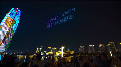 帥爆了！500架無人機(jī)表演在大玉米點(diǎn)亮鄭州，助力HUAWEI nova9系列發(fā)布