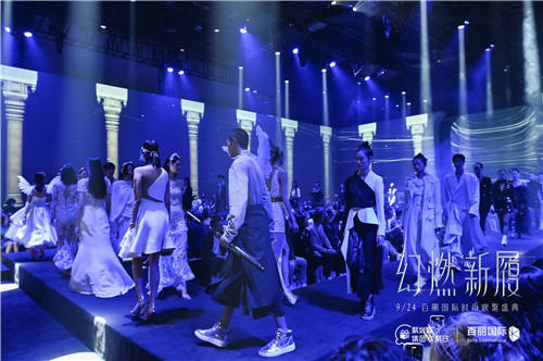 群星齊聚點(diǎn)亮百麗秀場，2021“幻燃 新履”年度大秀華麗上演