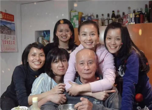 張庭重陽(yáng)節(jié)發(fā)全家照 一家人復(fù)制粘貼