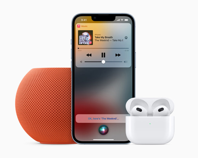 Siri 在連接到 AirPods 和 HomePod mini 的 iPhone 上播放 Apple Music 中的歌曲。