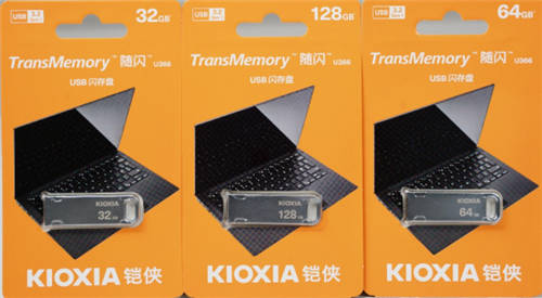 雙11 U盤選購?fù)扑] 鎧俠隨閃U366速度和品質(zhì)兼?zhèn)?/></p><p>對于一個U盤來說，影響其讀寫性能最重要的就是USB兼容的接口協(xié)議了，市面上常見的許多U盤還依舊只兼容到USB2.0協(xié)議，但鎧俠隨閃U366 U盤兼容USB 3.2 Gen1協(xié)議，傳統(tǒng)的USB2.0協(xié)議傳輸速度是480Mbps，而USB 3.2 Gen1的協(xié)議傳輸速率高達(dá)5Gbps，從而極大的提升了這款U盤的讀寫性能，大容量的文件也能在較短的速度內(nèi)完成拷貝，這對于差旅辦公人群來說，尤其能提升工作效率，縮減傳輸數(shù)據(jù)耗費(fèi)的時間。</p><p align=