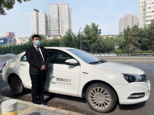 遇路人突發(fā)疾病，曹操出行司機智闖紅燈緊急送醫(yī)