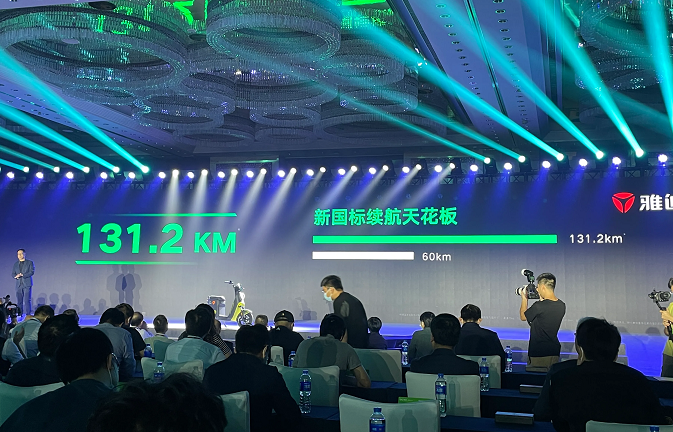 雅迪電動車推出新品，不需充電只換電，續(xù)航130，3499起，很適合跑外賣