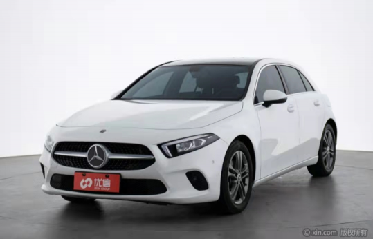 優(yōu)信二手車西安賣場(chǎng)提貨奔馳，豪車夢(mèng)終于落地實(shí)現(xiàn)
