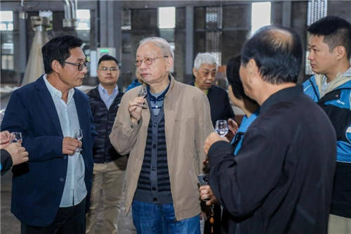 ?就在秋糖前，一批白酒泰斗密集調(diào)研了江小白