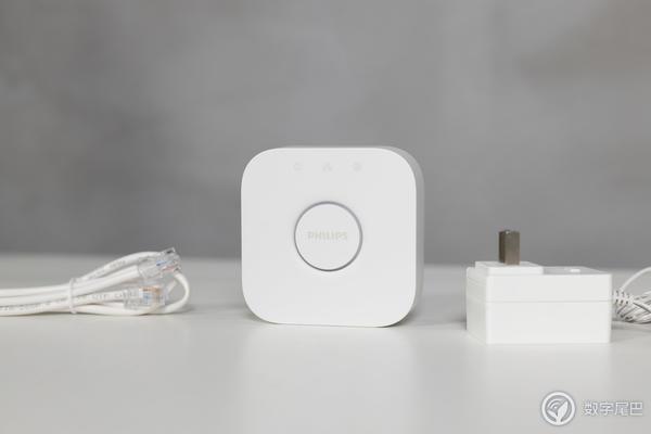 飛利浦 Hue 電競桌面：聲光同步！氛圍感拉滿！