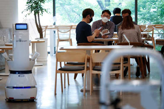 攜帶滾燙食物穿梭餐廳，送餐機(jī)器人解決韓餐廳頭疼難題