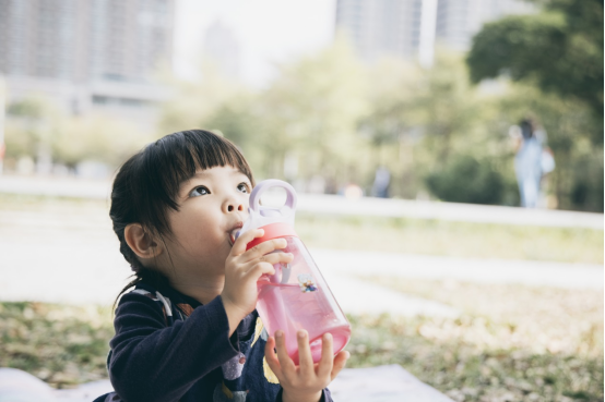 要補(bǔ)水，更要補(bǔ)營養(yǎng)——育兒專家蔣競雄解讀兒童飲水的健康密碼