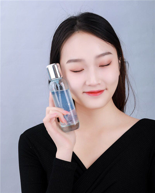 丸碧水活菁粹凝露，實(shí)力守護(hù)嬌嫩少女肌