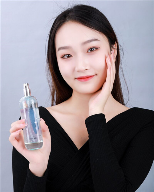 丸碧水活菁粹凝露，實(shí)力守護(hù)嬌嫩少女肌