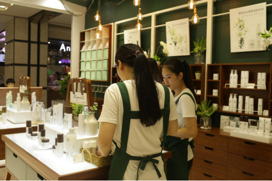 三草兩木線下門店的“星辰大?！?/></p><p>未來幾年里，各行各業(yè)的傳統(tǒng)經(jīng)營必然都會在走向數(shù)字化經(jīng)營的大江大河中走向重塑，而實體門店只有把握住先機才能走得更遠(yuǎn)。三草兩木的實體門店數(shù)字化轉(zhuǎn)型，在“人、貨、場”的連接更加緊密和便捷的基礎(chǔ)上，進(jìn)一步挖掘了線下渠道的價值，并在線上、線下的服務(wù)與體驗上探索出了一條深度融合且互為借力的美妝護(hù)膚新零售模式。在客群畫像數(shù)據(jù)、客流門店經(jīng)營、會員數(shù)字化管理、數(shù)據(jù)貫通轉(zhuǎn)化各方面向著目標(biāo)化、精準(zhǔn)化、體驗化的方向前進(jìn)。</p><p>2022年，屬于三草兩木的實體門店“數(shù)字化振興”才剛剛開啟。道阻且長，行則將至!相信三草兩木會在數(shù)字化轉(zhuǎn)型的星辰大海中乘風(fēng)破浪，引領(lǐng)美妝護(hù)膚的新面貌!</p>						<p style=