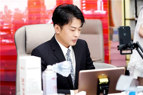 辛選創(chuàng)始人辛巴辛有志強(qiáng)調(diào)專業(yè)化，從多個維度來打造高專業(yè)性的主播團(tuán)隊(duì)