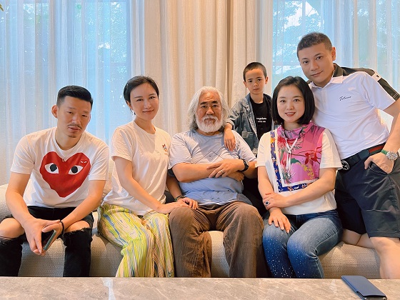 歌手白雪攜男友原藝三亞迎賓客，張紀(jì)中一家前來團(tuán)聚慶春節(jié)