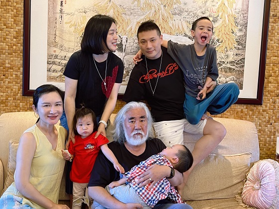 歌手白雪攜男友原藝三亞迎賓客，張紀(jì)中一家前來團(tuán)聚慶春節(jié)