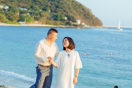 歌手白雪攜男友原藝三亞迎賓客，張紀(jì)中一家前來團(tuán)聚慶春節(jié)