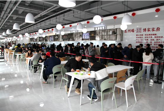 白領(lǐng)智慧餐廳開業(yè)，送餐機(jī)器人引關(guān)注