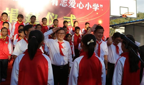 民間公益力量崛起，辛巴在“助學(xué)興教”上的成績備受關(guān)注