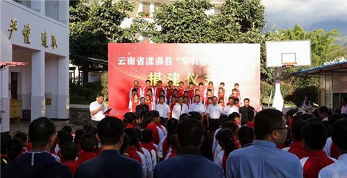 一個(gè)慈善企業(yè)家可以獲得多少榮譽(yù)？快來看看辛巴的“獎(jiǎng)狀墻”