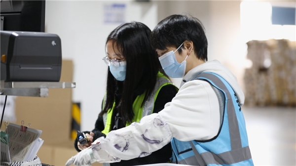 海柔創(chuàng)新使用機(jī)器人技術(shù)，幫助中老年人再就業(yè)