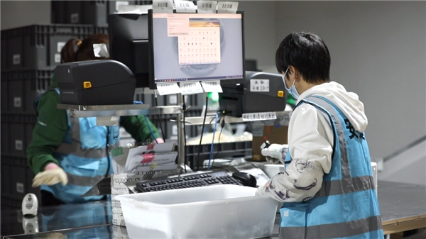海柔創(chuàng)新使用機(jī)器人技術(shù)，幫助中老年人再就業(yè)