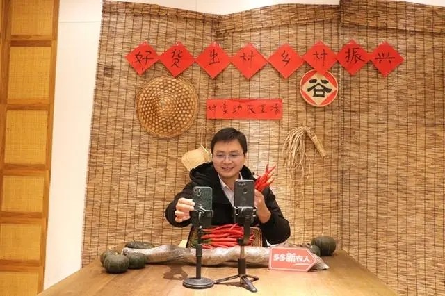 王傳寶在直播間內推介會龍辣椒和其他家鄉(xiāng)特色農產品.jpg