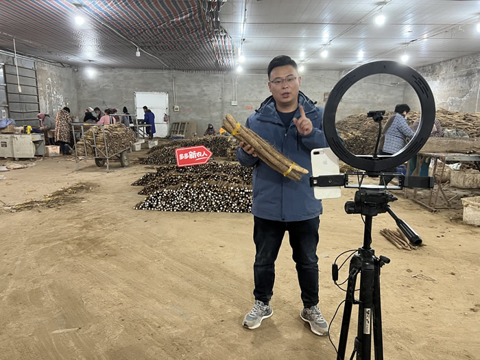 哥哥李寧經(jīng)常直播帶貨，推銷當?shù)氐膬?yōu)質(zhì)麻山藥.jpg
