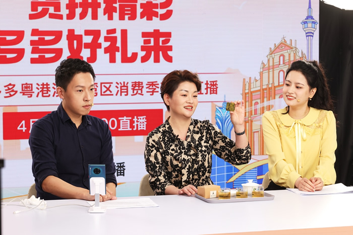 福建省龍巖漳平市商務(wù)局局長(zhǎng)林娜（中）做客直播間，為全國(guó)觀眾介紹漳平水仙茶餅.jpg