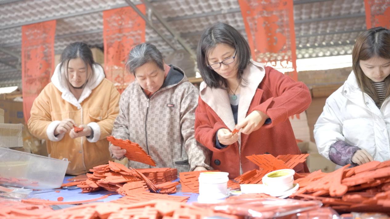 返鄉(xiāng)創(chuàng)業(yè)的易少玲，還帶動(dòng)了當(dāng)?shù)?0多戶村民就業(yè).jpg