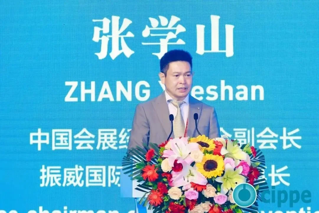 中國會展經(jīng)濟研究會副會長、振威國際會展集團董事長張學山主持開幕式.jpg