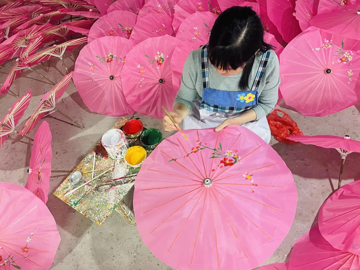 周漢宇將以齊白石為代表的湘潭民間繪畫風格移植到石鼓油紙傘的傘面上，完成油紙傘從實用到藝術(shù)的功能轉(zhuǎn)型.jpg