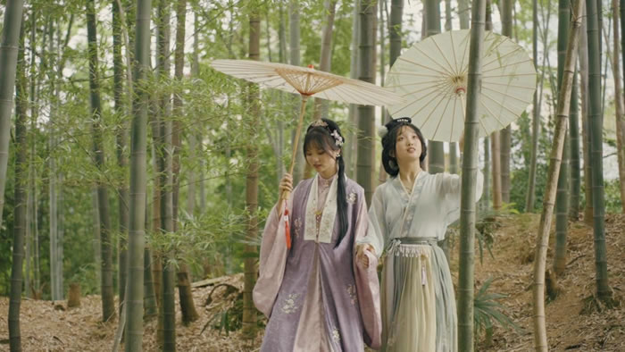 油紙傘幾乎成為古風攝影的標配。周樂介紹，自己拼多多店鋪的主要用戶集中在15-25歲的年輕人群體.jpg