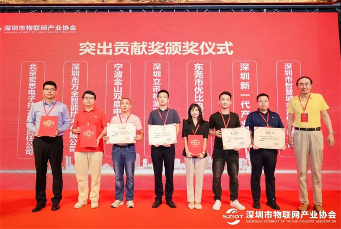 國(guó)家高層次人才、清華大學(xué)王興軍教授為會(huì)員單位頒發(fā)突出貢獻(xiàn)獎(jiǎng).jpg