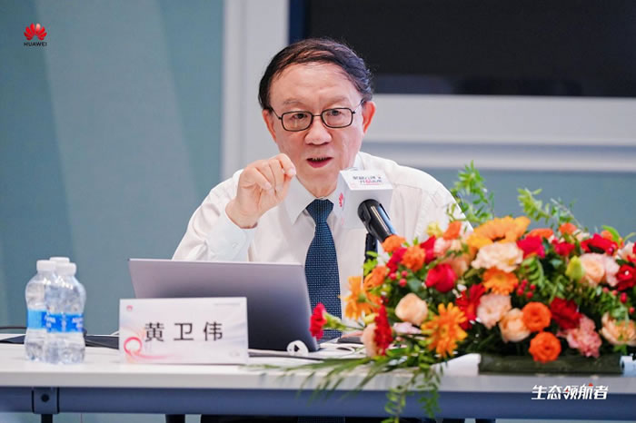 中國著名經濟學家和企管學家、華為公司管理顧問 黃衛(wèi)偉.jpg