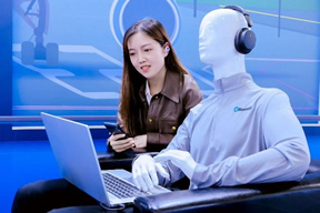 圖4 分享音頻內(nèi)容：通過支持AuracastTM廣播音頻的筆記本電腦、智能手機(jī)等設(shè)備，人們可以邀請(qǐng)使用同樣支持AuracastTM廣播音頻耳機(jī)的家人、朋友共享音頻.jpg