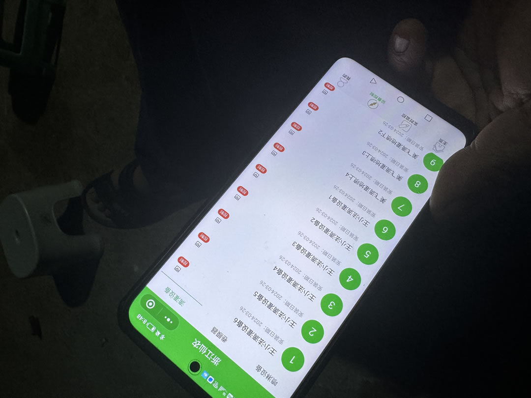 王小法可以在手機(jī)上操作控制大棚內(nèi)的溫度濕度打藥等程序。劉浩 攝.jpg