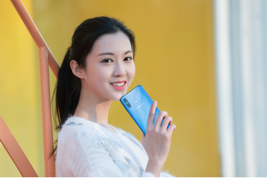 工藝制作水準(zhǔn)更高的“挖孔屏”，三星Galaxy A8s僅售2799元