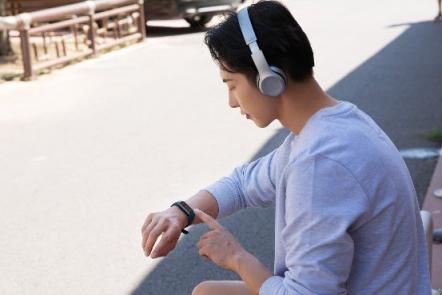 彩色大屏 NFC 心率一個不少，AMAZFIT 米動手環(huán) 2 售價(jià) 299 元