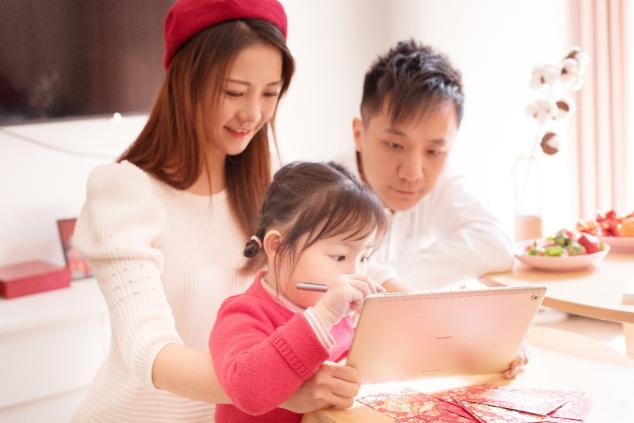 華為平板M5青春版新年篇：智能語音打破傳統(tǒng)規(guī)則，與你相約的互動新方式！