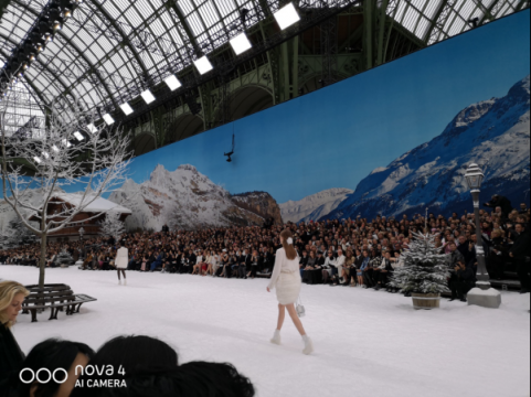 Chanel大秀演繹白色基調(diào)，華為nova4貝母白成時髦單品