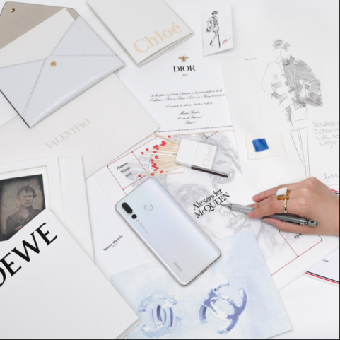 Chanel大秀演繹白色基調(diào)，華為nova4貝母白成時髦單品