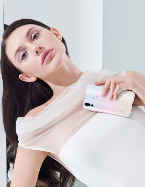 Chanel大秀演繹白色基調(diào)，華為nova4貝母白成時髦單品