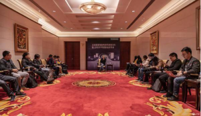 采訪云米 CEO 陳小平：方向?qū)α耍蛯ξ磥碛写┩噶?/></p><p>這次的會議室選的氣氛有點出戲</p><p>【采訪稿】</p><p>成立 4 年的云米如何取得今天的成績</p><p>媒體:云米好幾個品類的數(shù)據(jù)增長是很快的,我們是憑什么能夠發(fā)展這么快,五年就殺出一條血路?</p><p>陳小平:當(dāng)你的業(yè)務(wù)方向代表未來的時候,其實跟你的(成立)時間長短沒有關(guān)系,跟你的企業(yè)大小沒有關(guān)系,跟你有多少資金沒有關(guān)系,方向?qū)α?你就對未來有穿透力。這個時代給到所有人一個公平的機會,你只要敢去想,敢去試,試對了,就能快速長大。</p><p>媒體:在這個過程中有沒有過一些波折?比如說方向的問題,跑偏的時候怎么糾正過來?</p><p>陳小平:我運氣比較好,這四年創(chuàng)業(yè),每個點都對了。跟我原來的經(jīng)驗有關(guān)系,原來在美的做了十幾年,從基層一直到 VP,現(xiàn)在有小米這么一個投資背景,有互聯(lián)網(wǎng)的基因,這樣的結(jié)合給我們的幫助特別大。我們整個邏輯,這幾年算比較順,我感覺沒有太大的波折。</p><p>媒體:您覺得云米的產(chǎn)品基因是什么?</p><p>陳小平:我覺得可能更多還是想做一個顛覆,我們希望把這種硬件、<a href=