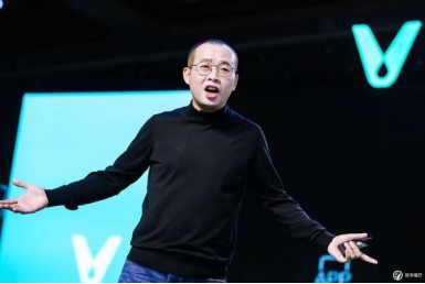 采訪云米 CEO 陳小平：方向?qū)α?，就對未來有穿透?/></p><p>如何看待云米面對的競爭</p><p>媒體:說到物聯(lián)網(wǎng),現(xiàn)在很多傳統(tǒng)家電企業(yè)也在做這方面的努力。一個是從傳統(tǒng)的互聯(lián)網(wǎng),一個是互聯(lián)網(wǎng)到線下產(chǎn)品,您覺得誰可能更能勝出?</p><p>陳小平:我其實不看競爭的。為什么不看競爭呢?你跟著競爭對手走,只能去到他想去的地方,而去不到你應(yīng)該去的地方。</p><p>家電也好,家居也好,我認為其實未來都需要轉(zhuǎn)型。家電在我的眼里是和用戶產(chǎn)生連接的紐帶,我更關(guān)注物聯(lián)網(wǎng)的方向怎么把它變的更有價值。我們不用那么太糾結(jié)怎么跟他們PK。</p><p>另外談到線上線下渠道的變化。為什么這幾年智能家居也好,智能家電也好,沒有跑起來的原因其實就是缺乏體驗。單個產(chǎn)品在電商賣一賣,其實用戶感受不到,線下也是按照SKU 陳列的,你都找不到。什么叫IoT?這兩個連起來有什么作用?可能在比較長的時間,(線下)的作用很重要,它需要承載體驗,讓人感知到這個東西,感知到一定程度之后用戶就變的有認知了。</p><p>數(shù)字尾巴:有一種觀點認為家電行業(yè)的新玩家,都低估了國內(nèi)傳統(tǒng)家電企業(yè)在幾十年發(fā)展過程中,在供應(yīng)鏈上所積淀的經(jīng)驗門檻。您是怎么看待這個問題的?云米在技術(shù)積累和技術(shù)預(yù)研上做了哪些事情。</p><p>陳小平:首先,所有的人說這樣的話,其實低估了消費者的能力,低估了趨勢的力量,趨勢的力量不以任何人的意志為轉(zhuǎn)移。</p><p>第二,我干家電二十年,供應(yīng)鏈對我們來講沒有什么,都挺配合的,我們可以在全世界找到一些最好的供應(yīng)鏈給我們做協(xié)作,非常的順利,這也是我們跑的這么快的重要原因。</p><p>第三,其實我們團隊都是像我這樣有很多工作經(jīng)歷、經(jīng)驗的同事。</p><p>第四,創(chuàng)新這個事情本身有偶然性,既有錢的原因,也有方法的原因。從我們本身來講,本身不缺錢,很早做了融資。而且其實你的錢多與少不是最重要的,我管過大研發(fā),你的研發(fā)是不是投的最有效的,我聚焦投入,資源投放效率更高,不需要做很多。我做的每個地方有效,達到效果,其實這個是很重要的。</p><p>媒體:現(xiàn)在看到很多手機廠商在布局家電,您覺得現(xiàn)在進軍智能家電的這些手機廠商,它們會有怎樣的發(fā)展?jié)摿蜋C會?</p><p>陳小平:其實我覺得這個方向挺好玩的,大家都在關(guān)心這個話題。這是一個巨大的市場,一個很大的產(chǎn)業(yè),可以讓很多人都參與,這個行業(yè)會擴容,什么人都可以在里面找到自己的位置。我們大家叫萬億級的家電行業(yè),當(dāng)你變成物聯(lián)網(wǎng)方向的時候,其實不止萬億了,它跨界了,它變成一個包容性更大的產(chǎn)業(yè)。我覺得就看各家的造化,看各自對未來的理解。</p><p align=