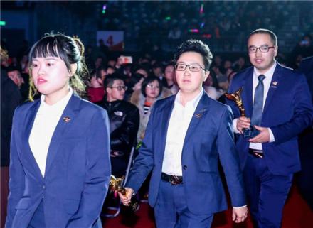 因?yàn)槠焚|(zhì)服務(wù)，客戶說(shuō)這位銷冠就代表整個(gè)鏈家