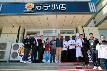 克林斯曼驚現(xiàn)北京朝陽區(qū)蘇寧小店，現(xiàn)場攤起了“金色大煎餅”